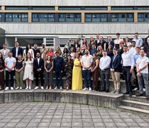 Absolvent:innen der Hochschule RheinMain posieren für ein Gruppenfoto.