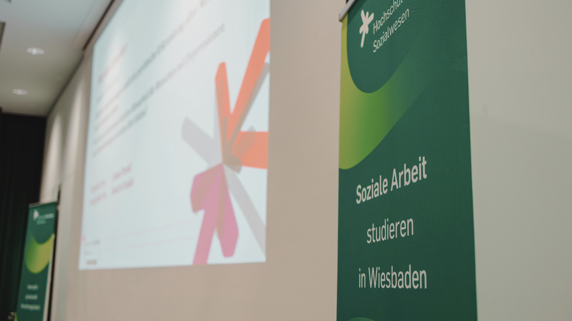 Absvolent:innenfeier Leinwand mit Beamer bespielt