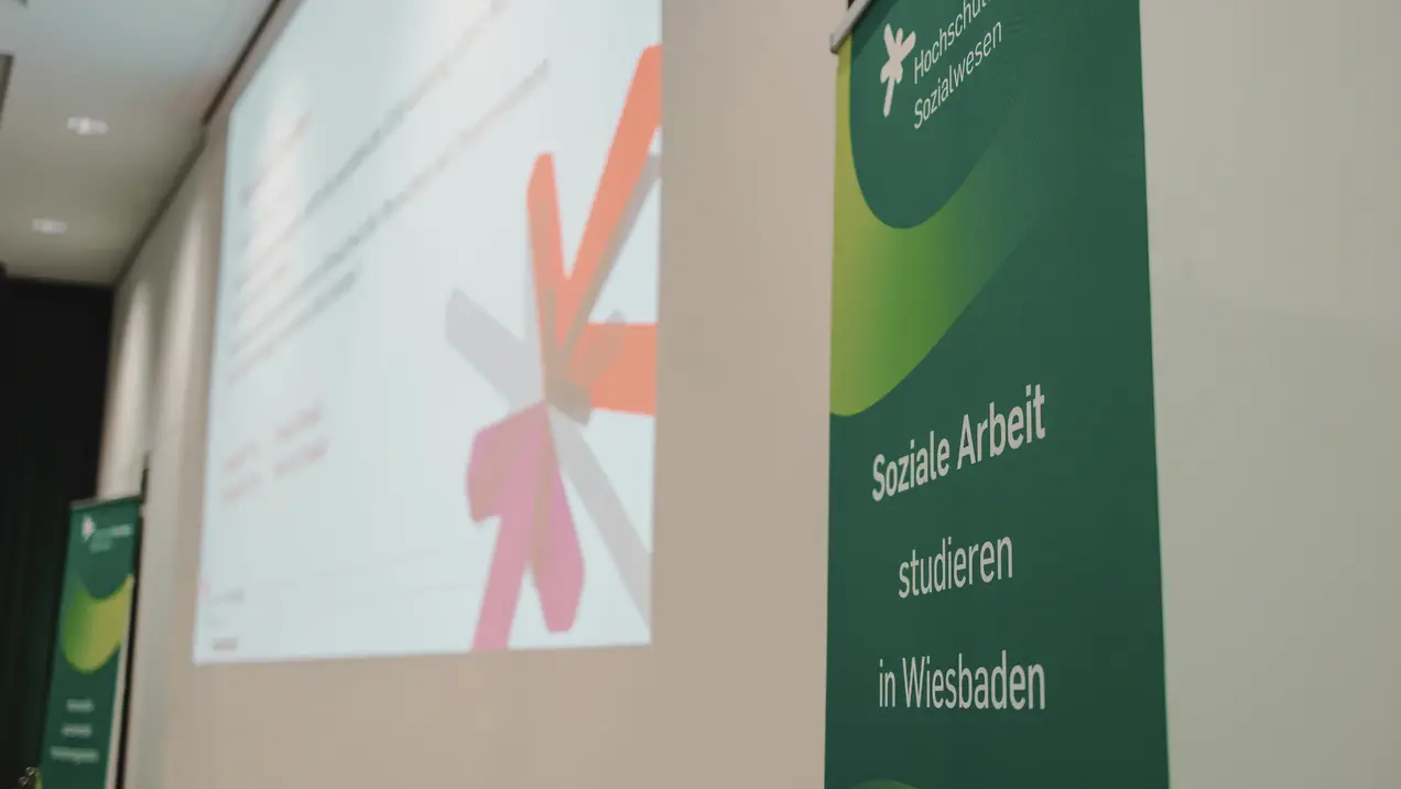 Leinwand mit Beamer bespielt