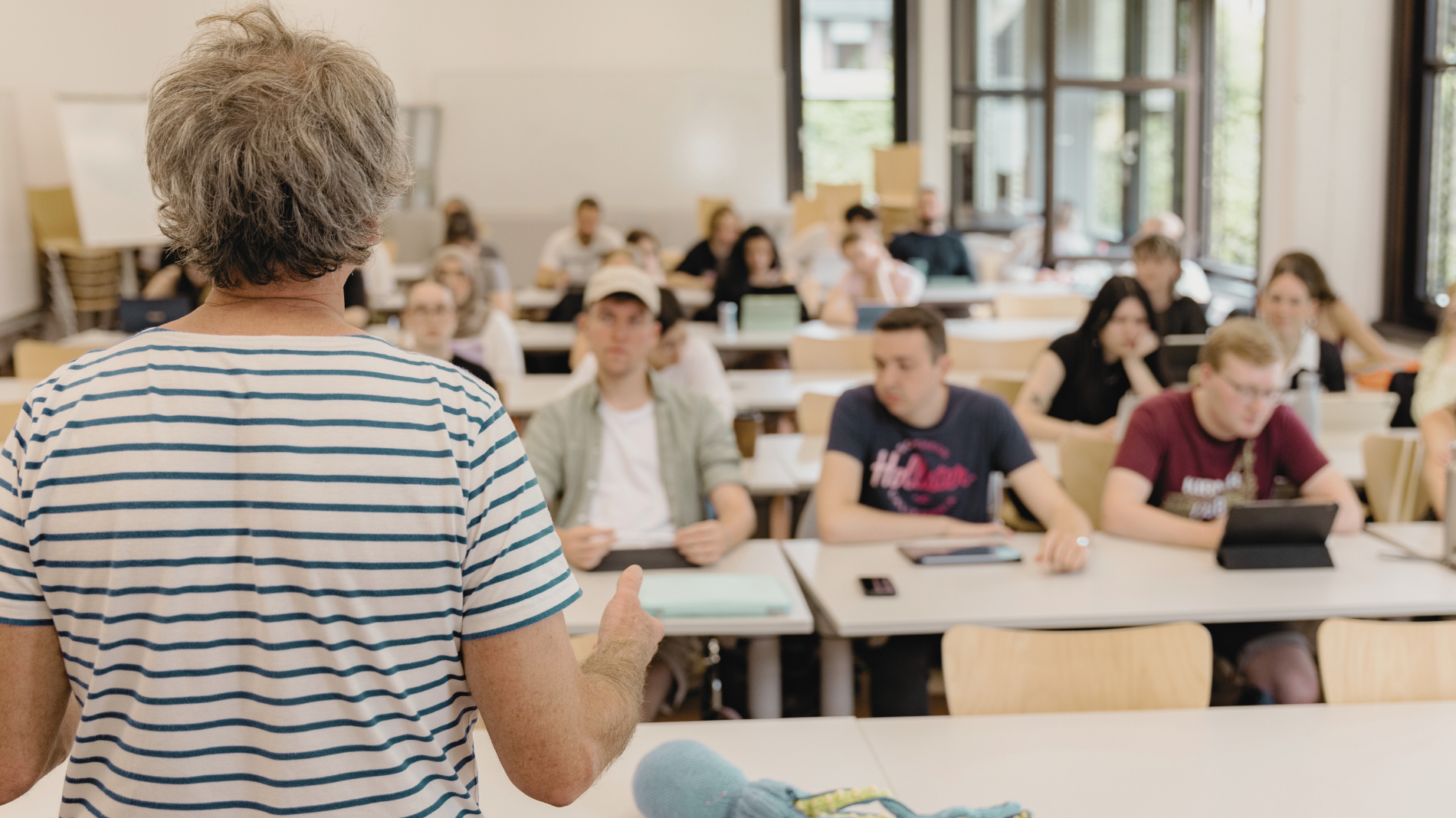 Vorlesungssituation, Dozent steht vor den Studierenden