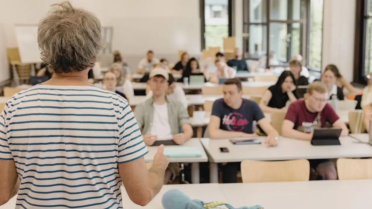 Vorlesungssituation, Dozent steht vor den Studierenden 