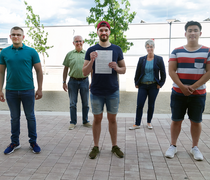 Kevin Weilbacher (WHS-Absolvent und zukünftiger Student der HSRM), Geert Ernst im Hintergrund (Abteilungsleiter WHS), Benjamin Rapp hält die Kooperationsvereinbarung in der Hand (auch WHS-Absolvent und zukünftiger Student der HSRM), Sonja Schmithals (Schulleiterin), Andreas Nguyen (HSRM-Student Interdisziplinäre Ingenieurwissenschaften). © Hochschulkommunikation | Hochschule RheinMain