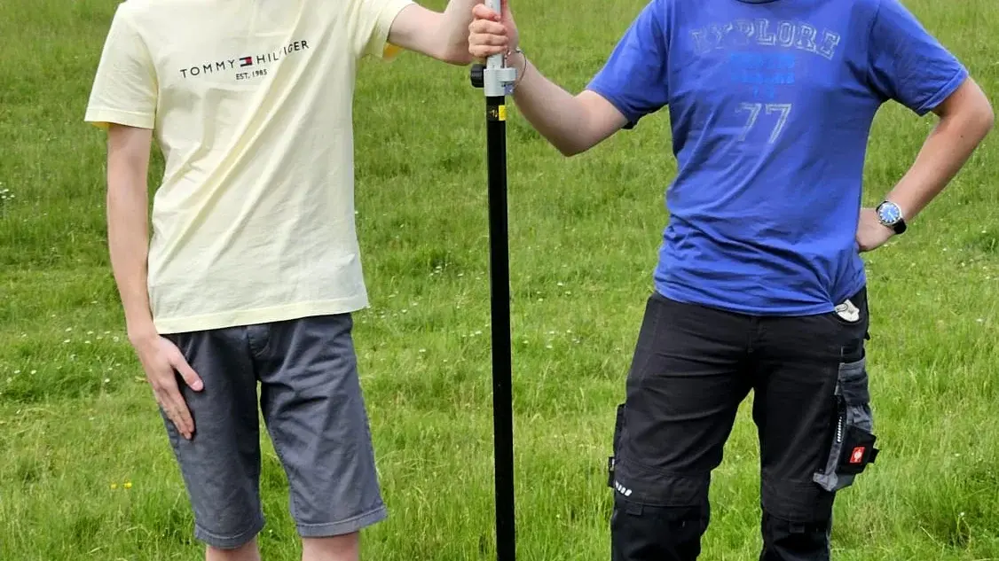 Pascal Hinz und Joshua Maiwald mit Drohne und Zubehör zum Vermessen eines Flugplatzes