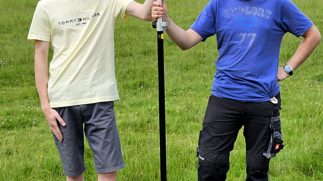 Pascal Hinz und Joshua Maiwald mit Drohne und Zubehör zum Vermessen eines Flugplatzes