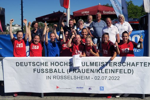 Das Siegerinnenteam der Uni Frankfurt mit (hintere Reihe v.r.) Anette Tettenborn (Sportamtsleiterin der Stadt Rüsselsheim am Main), Dirk Kilian (Vorstandsvorsitzender adh), Klaus Lindemann (Leiter Hochschulsport HSRM), Prof. Dr. Thomas Kiefer (HSRM), Prof. Dr. Eva Waller (Präsidentin HSRM), Trainer Nicolai König und Dr. Carolin Braun (Disziplinchefin adh Frauenfußball.