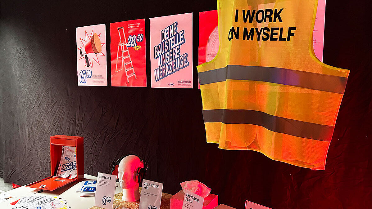 Blick auf die Präsentation des Bachelorprojekts „TOOLSFORFOOLS“ von Luisa Nickolaus