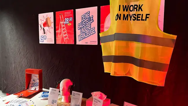 Blick auf die Präsentation des Bachelorprojekts „TOOLSFORFOOLS“ von Luisa Nickolaus