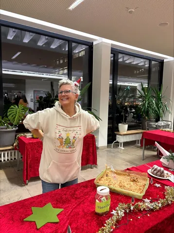 Carola Hünerfeld, Dekanats-Assistentin, freut sich über die Erlöse an der Kuchentheke