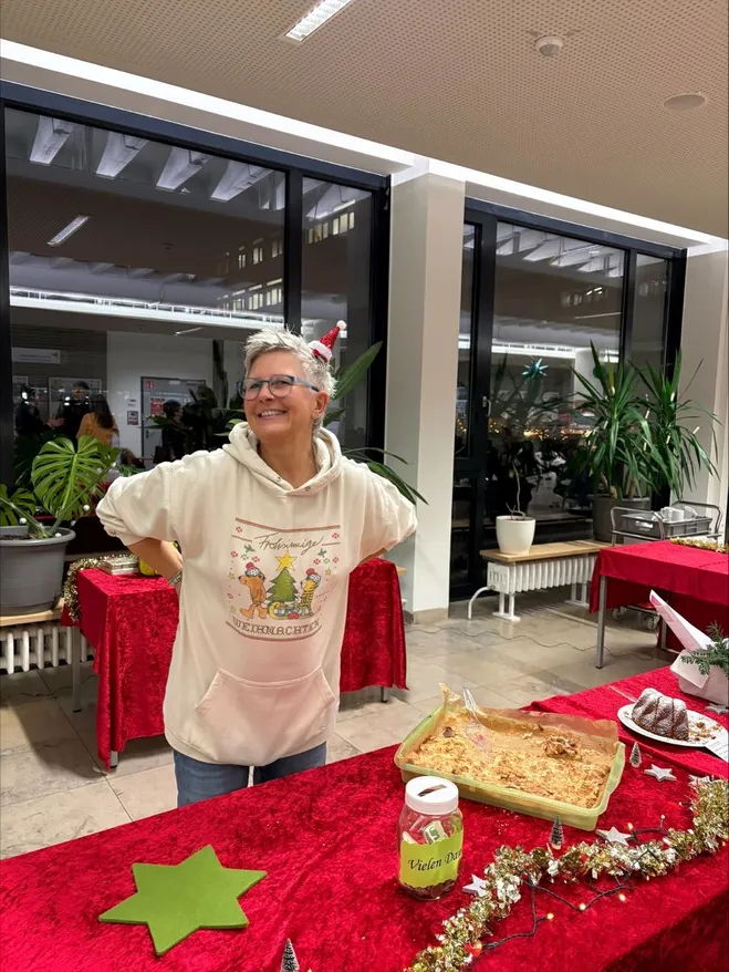 Carola Hünerfeld, Dekanats-Assistentin, freut sich über die Erlöse an der Kuchentheke