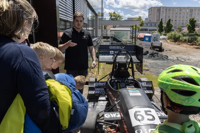 Große Anziehungskraft auf zukünftige Forscher:innen übt das Rennauto der Scuderia Mensa aus.