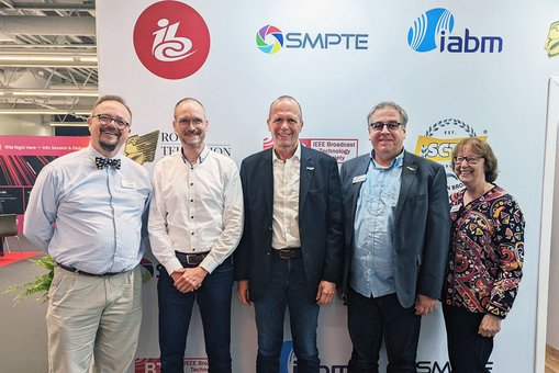 David Grindle (Executive Director der SMPTE), Prof. Stefan Albertz (Hochschule Hamm-Lippstadt), Prof. Dr. Wolfgang Ruppel (HSRM), Thomas Bause Mason (Director Standards Development at SMPTE) und Roberta Gorman (Membership Director der SMPTE) auf der IBC 2022 in Amsterdam. © SMPTE 2022