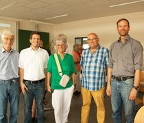 Gruppenfoto mit Prof. Dr. Friedemann Völklein, Prof. Dr. Markus Bender, Prof. Dr. Hans-Dieter Bauer, Prof. Dr. Stefan Kontermann und ihrer langjährigen Mitarbeiterin Christina Kunz