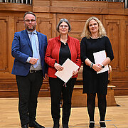 Staatsminister Timon Gremmels mit Prof. Dr. Cornelia Füssenhäuser und Diana Bruski