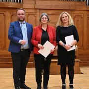 Staatsminister Timon Gremmels mit Prof. Dr. Cornelia Füssenhäuser und Diana Bruski