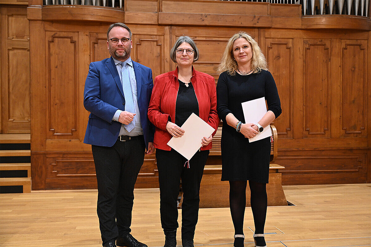 Staatsminister Timon Gremmels mit Prof. Dr. Cornelia Füssenhäuser und Diana Bruski