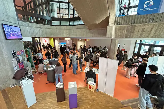 Schüler:innen informieren sich an den Infoständen über die Angebote der Hochschule RheinMain.