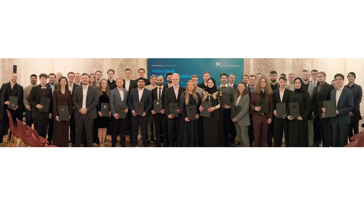 Gruppenfoto der Absolvent:innen der Informatik-Studiengänge