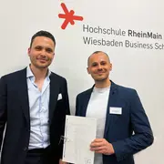 BGW-Preisträger Artem Kalinichenko (re.) mit dem BGW-Vorsitzenden Konstantin Schulz