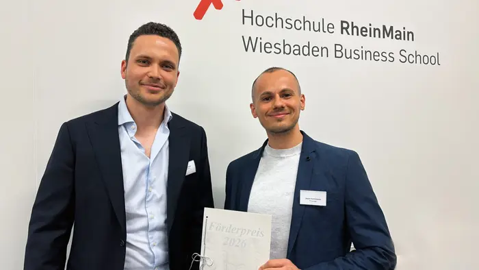 BGW-Preisträger Artem Kalinichenko (re.) mit dem BGW-Vorsitzenden Konstantin Schulz