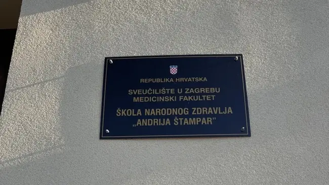 Ein Wanderschild in kroatischer Sprache, das auf die Medizinschule „Andrija Štampar“ der Universität Zagreb hinweist. Es zeigt den Namen der Institution und betont ihre Zugehörigkeit zur Republik Kroatien.