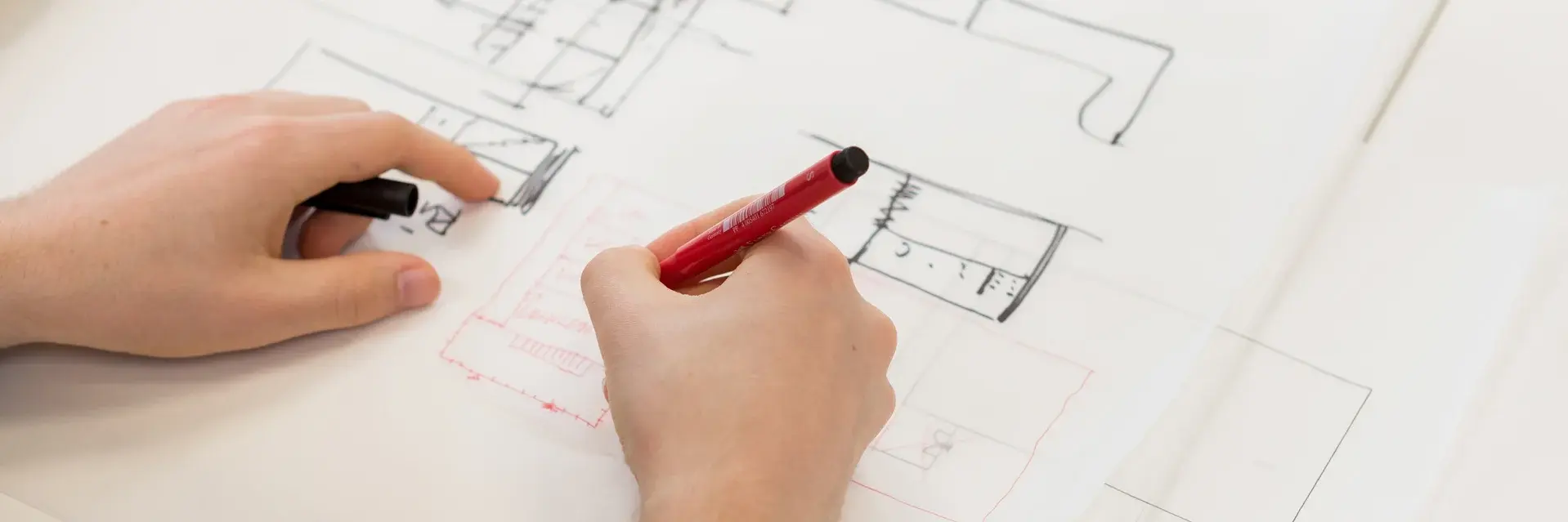 Architekturstudent zeichnet einen Plan