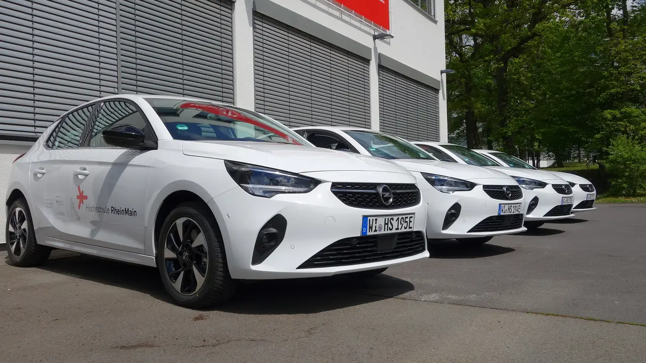 vier Dienstfahrzeuge