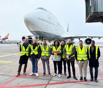 Studierende mit Prof. Dr. Martin Müller auf dem Vorfeld am Frankfurter Flughafen