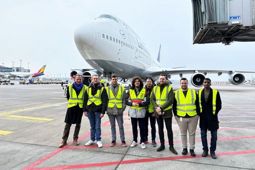 Studierende mit Prof. Dr. Martin Müller auf dem Vorfeld am Frankfurter Flughafen