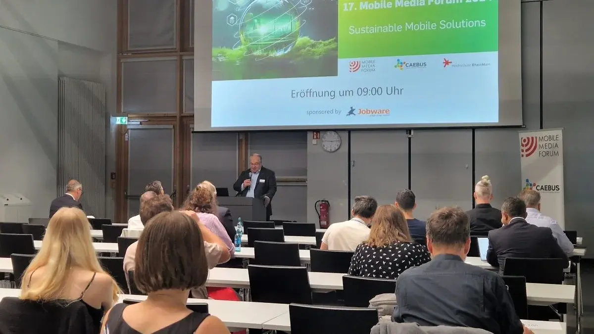 17. Mobile Media Forum an der HSRM Prof. Dr. Andreas Brensing, Vizepräsident für Forschung, Transfer und Nachhaltigkeit, spricht vor den Teilnehmenden