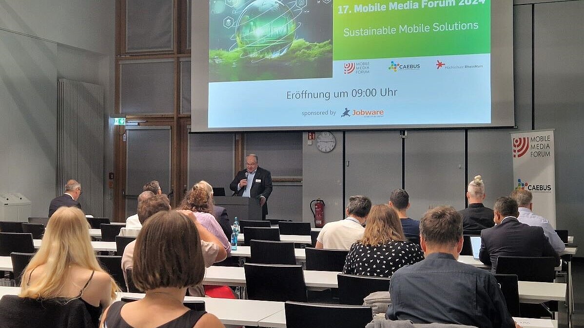 17. Mobile Media Forum an der HSRM Prof. Dr. Andreas Brensing, Vizepräsident für Forschung, Transfer und Nachhaltigkeit, spricht vor den Teilnehmenden
