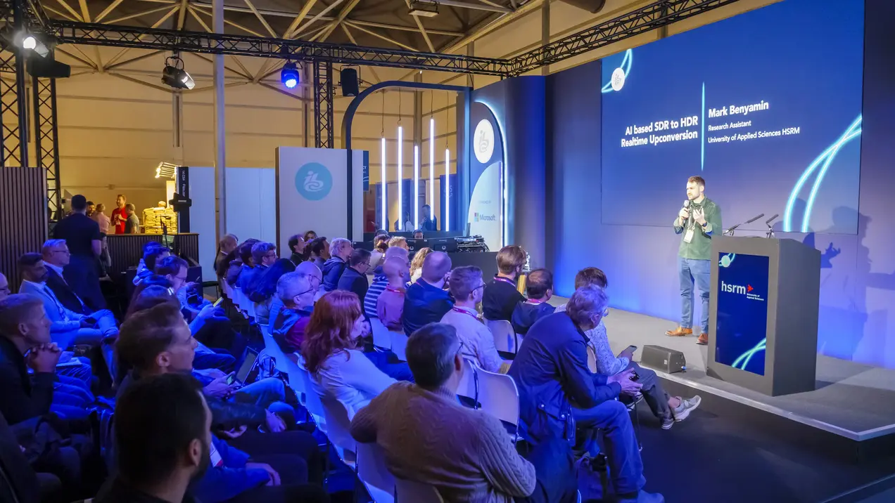 Unser wissenschaftlicher Mitarbeiter Mark Benyamin hält einen Vortrag über unser Forschungsthema KI-basierter HDR-Video-Upkonvertierung. IBC Future Tech Stage, Amsterdam