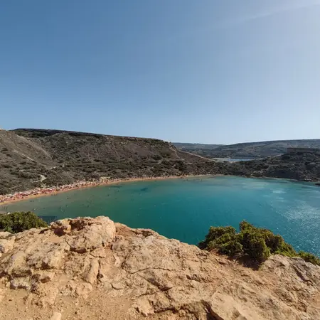 Blick auf die Bucht Ghejn Tuffieha von oben bei bestem Strandwetter