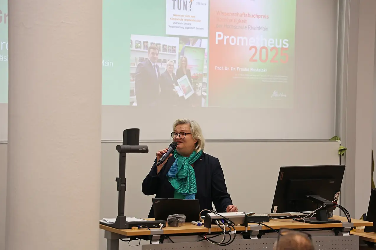 Prof. Dr. Eva Waller, Präsidentin der Hochschule RheinMain, während ihres Grußworts