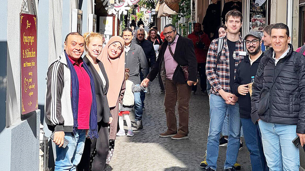 Die Teilnehmenden machen bei einem Ausflug nach Rüdesheim am Rhein ein Gruppenfoto