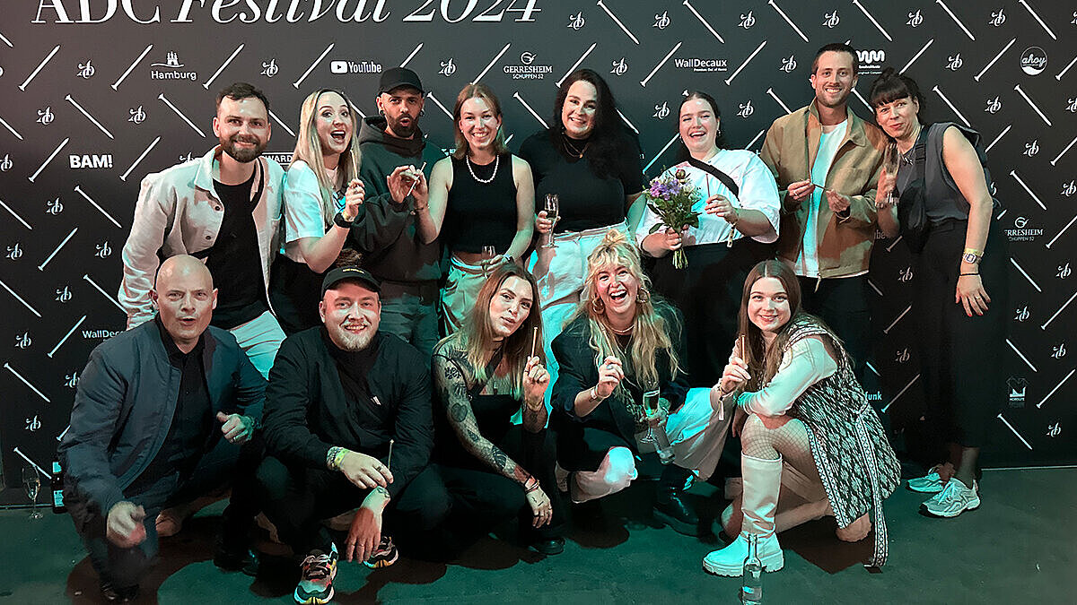 Gruppenfoto der Kommunikationsdesignstudierenden der HSRM beim ADC Talent Award 2024