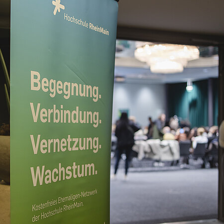 Abschlussfeier Sozialwesen Konferenzraum, davor RollUp zum Ehemaligen-Netzwerk