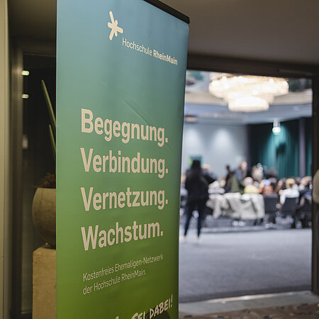Abschlussfeier Sozialwesen Konferenzraum, davor RollUp zum Ehemaligen-Netzwerk