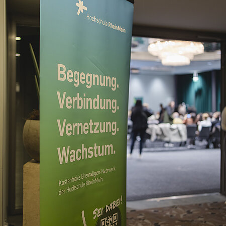 Abschlussfeier Sozialwesen Konferenzraum, davor RollUp zum Ehemaligen-Netzwerk