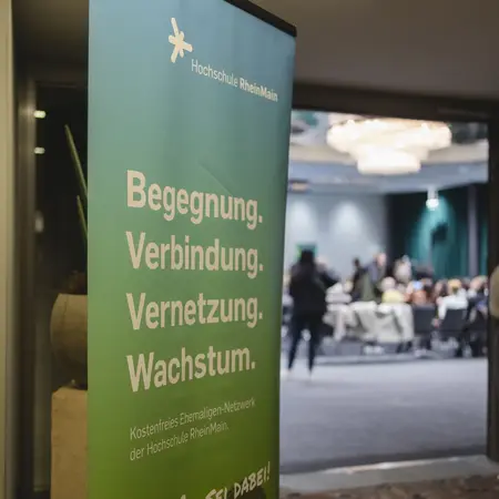 Konferenzraum, davor RollUp zum Ehemaligen-Netzwerk