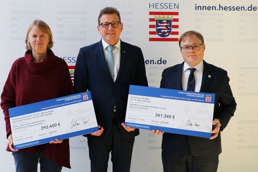 Staatssekretär Stefan Sauer (m.) mit Prof. Dr. Melanie Siegel (h_da) und Prof. Dr. Marc Stöttinger (HSRM). 