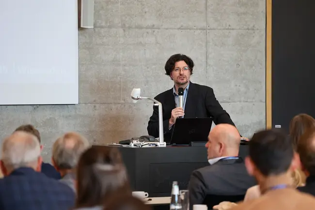 Prof. Dr. Christian Schachtner, Vizepräsident für Bildung und Nachhaltigkeit während seines Grußworts