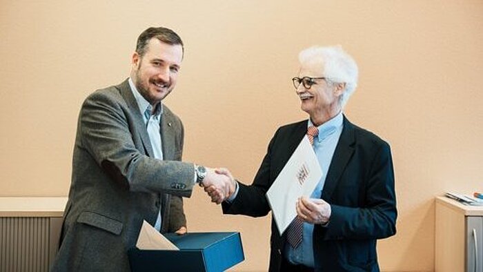 Prof. Dr. Till Dannewald, Dekan des Fachbereichs Wiesbaden Business School und Dieter Münk.  ©Felix Alexander Bittner