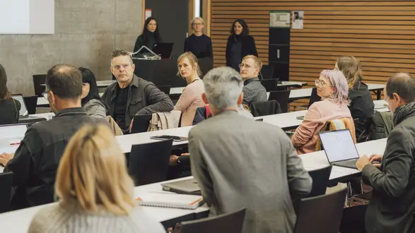 Person spricht, Rest schaut die sprechende Person an