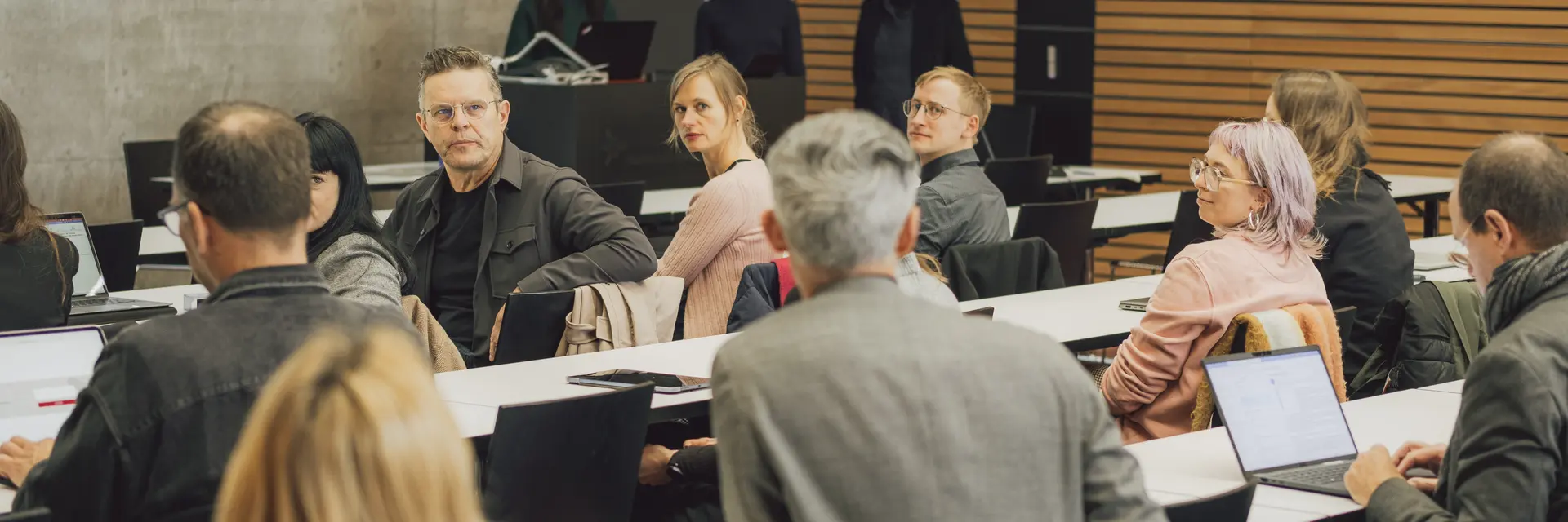 Person spricht, Rest schaut die sprechende Person an