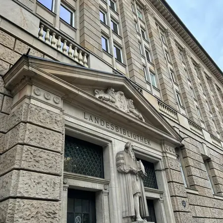 Ein Bild von der Landesbibliothek von außen.