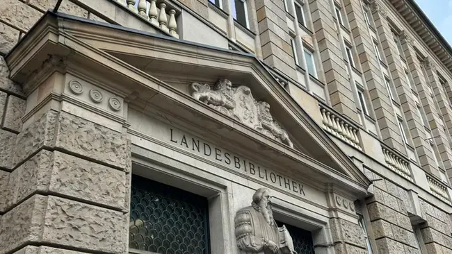 Ein Bild von der Landesbibliothek von außen.