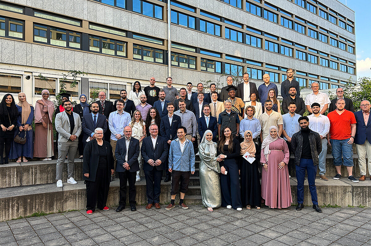 Menschen posieren für ein Gruppenfoto