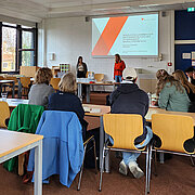 Yasmin Sauter und Prof. Dr. Anne Bantelmann-Betz hielten einen Vortrag zum Studiengang Baukulturerbe.