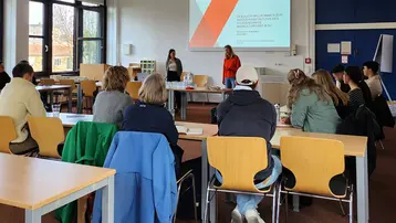 Yasmin Sauter und Prof. Dr. Anne Bantelmann-Betz hielten einen Vortrag zum Studiengang Baukulturerbe.