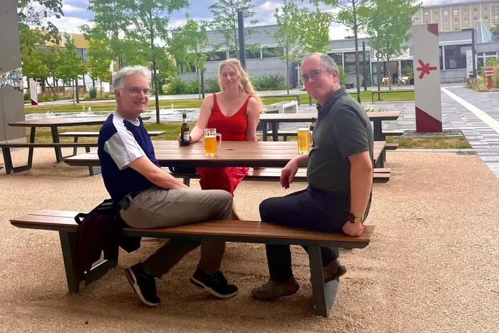 alumtec-Vorstandsmitglieder nach Abschluss der Sitzung im Hochschul-Biergarten